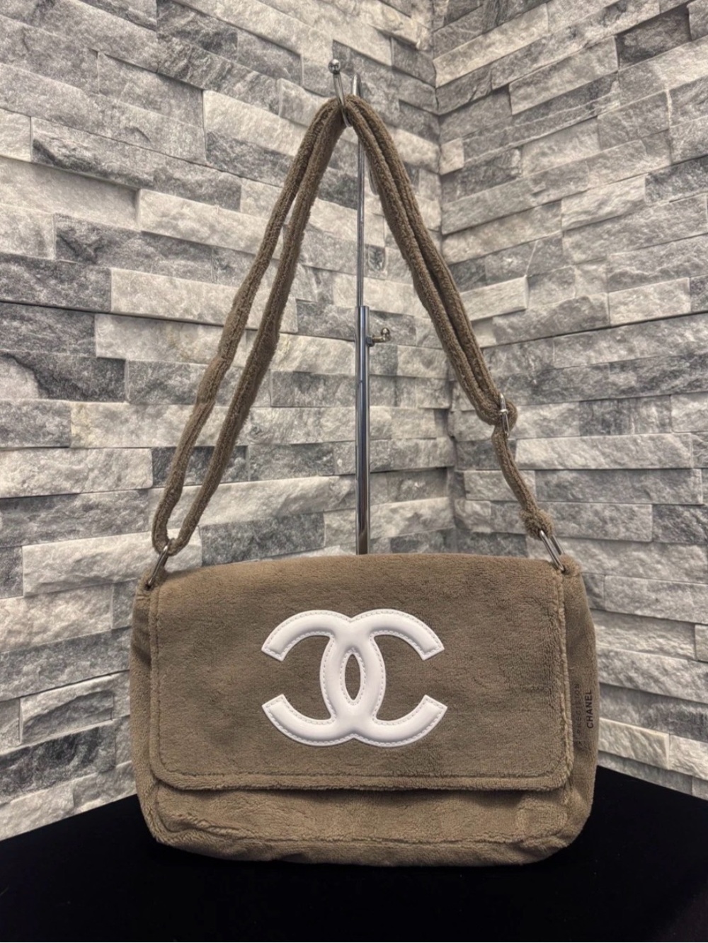Brand new Chanel Beauté tan precision cosmetic bag GWP